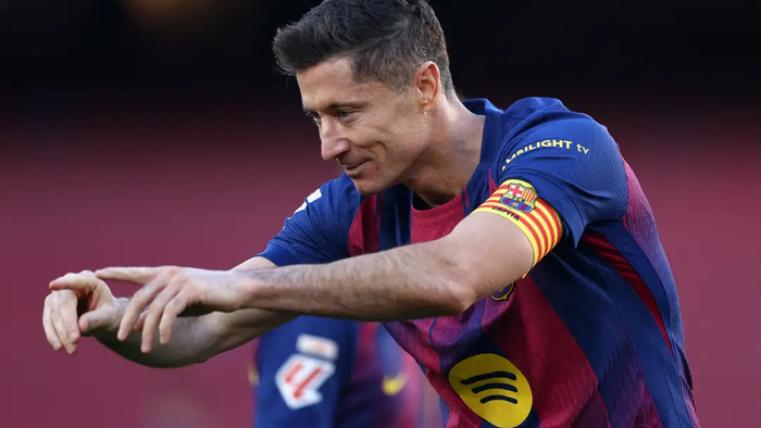 曼联免签莱万补强锋线引热议